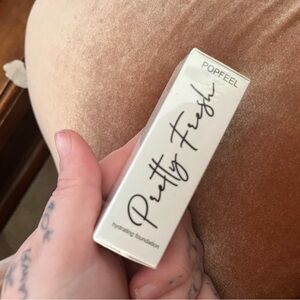 Pretty Fresh Hydrating Foundation - Cream